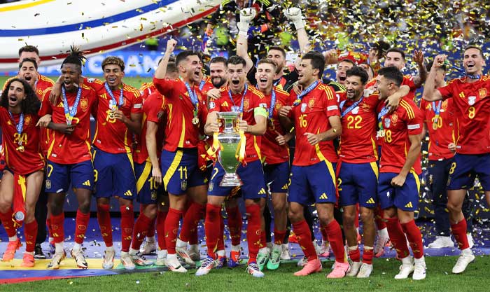 أسبانيا بطل أوروبا للمرة الرابعة، فازت على انجلترا 2-1